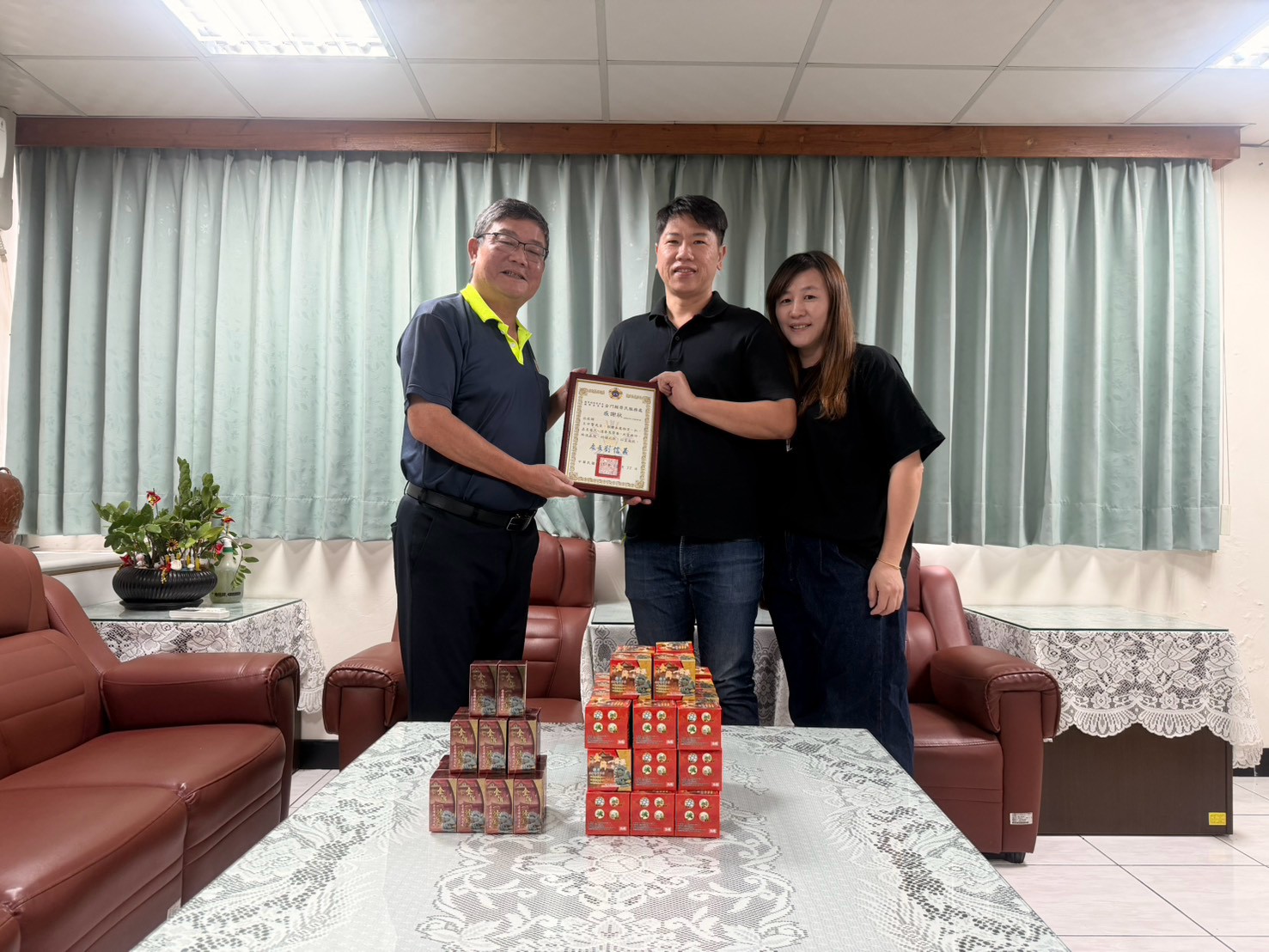 圖二劉信義處長(左)贈王中賢伉儷感謝狀