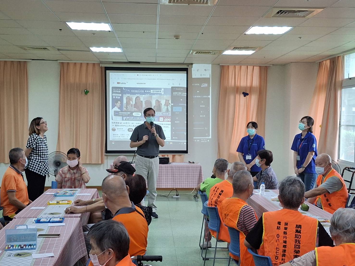 圖一 李秦強家主任(中)介紹屏東榮總潘雅文護理師(右二)