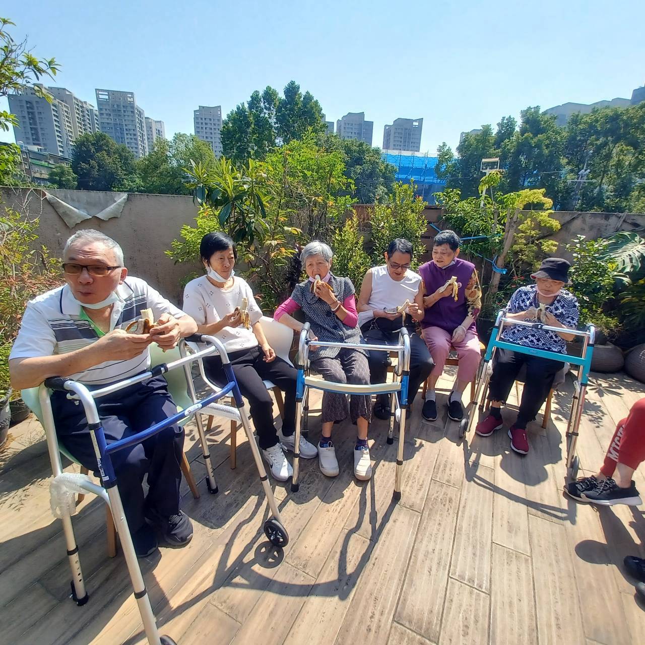 11510「憶樂園」板橋榮家附設新北市憶樂日照中心- 秋日禪園小時光,曬曬太陽、吃吃點心,享受生活中的小幸福