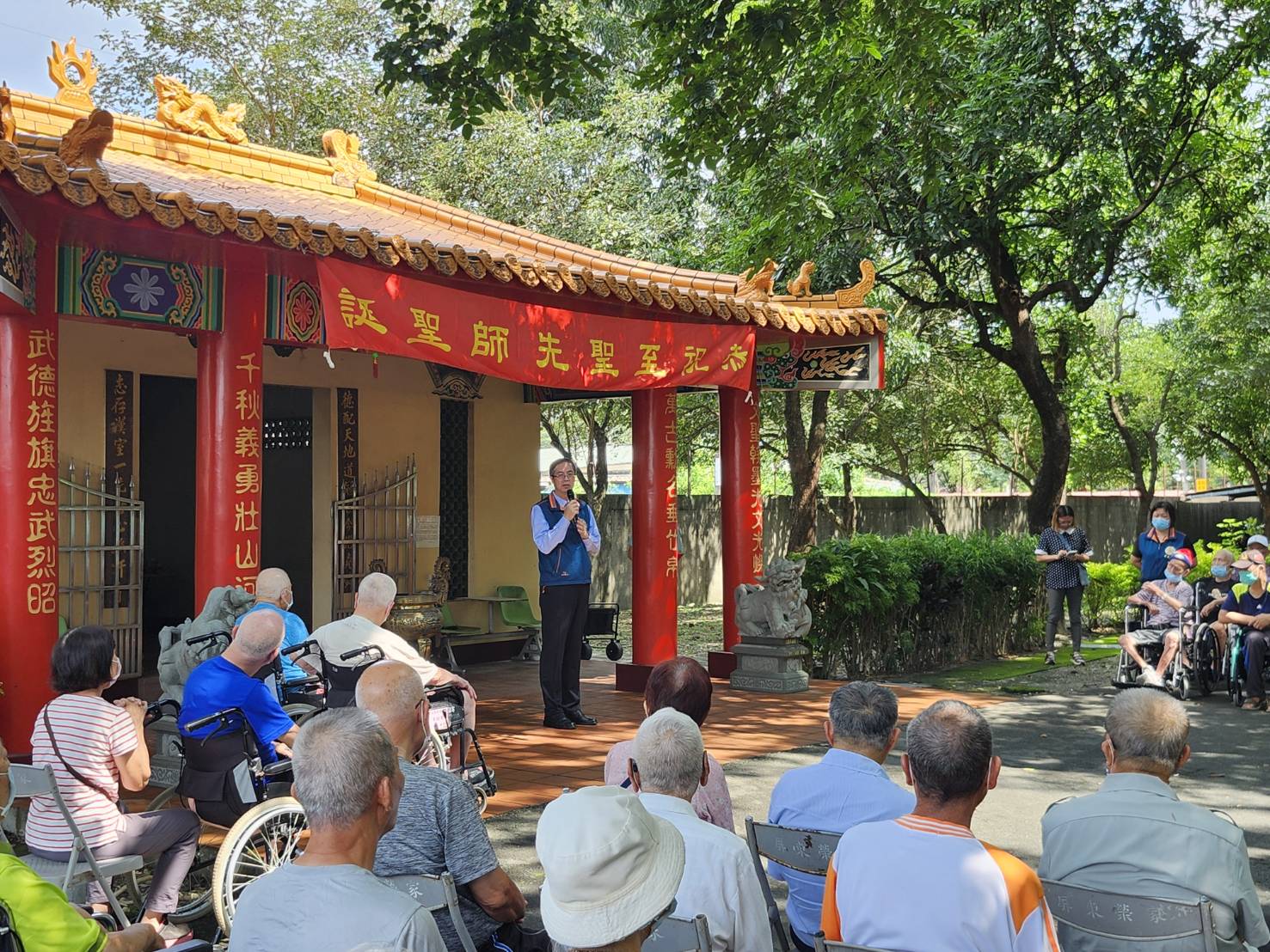 圖3.祭祀完畢家主任李秦強與住民長輩話家常