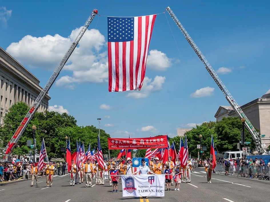 華府榮光聯誼會組成60名之中華民國與美國國旗隊參與遊行
